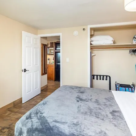 Gorgeous One Bedroom Bamboo Blocks From The Beach
